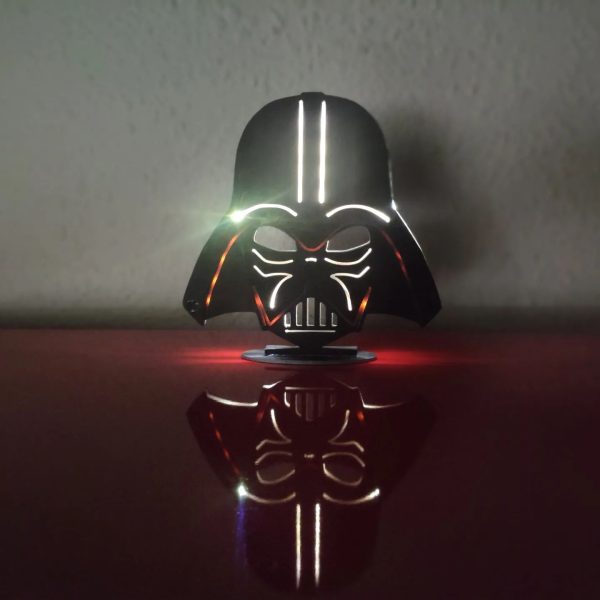 Lampara darth vader con luz en la oscuridad