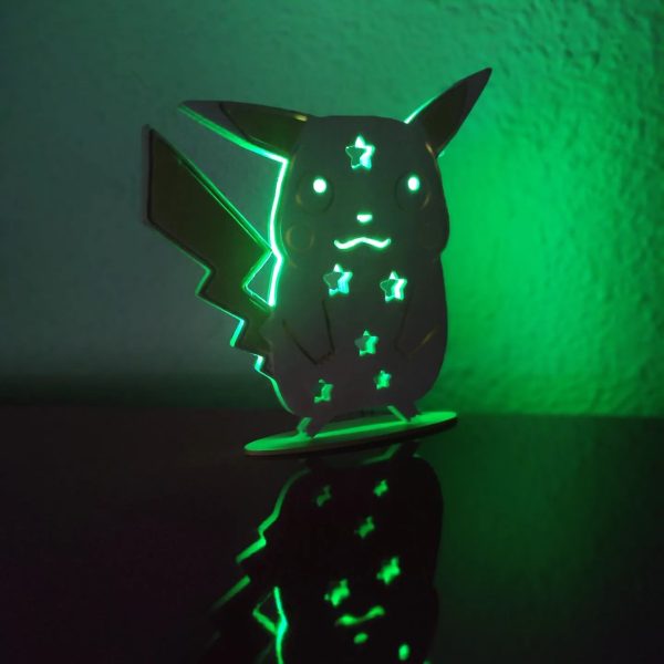 lampara de pikachu encendida en la oscuridad