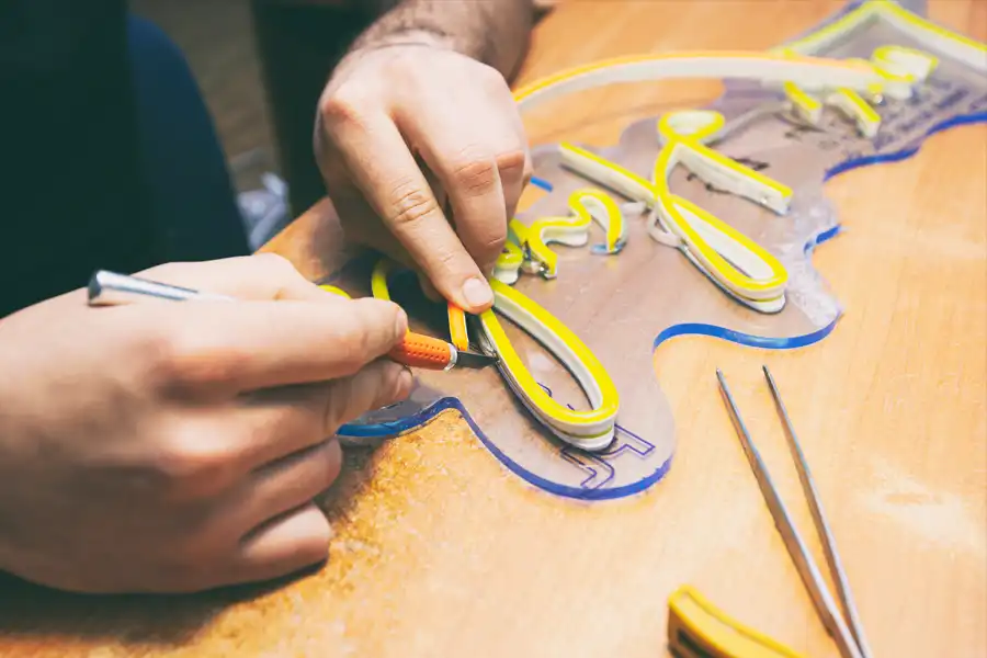 lámparas de neón personalizadas, atelier realizando una lámpara de neón