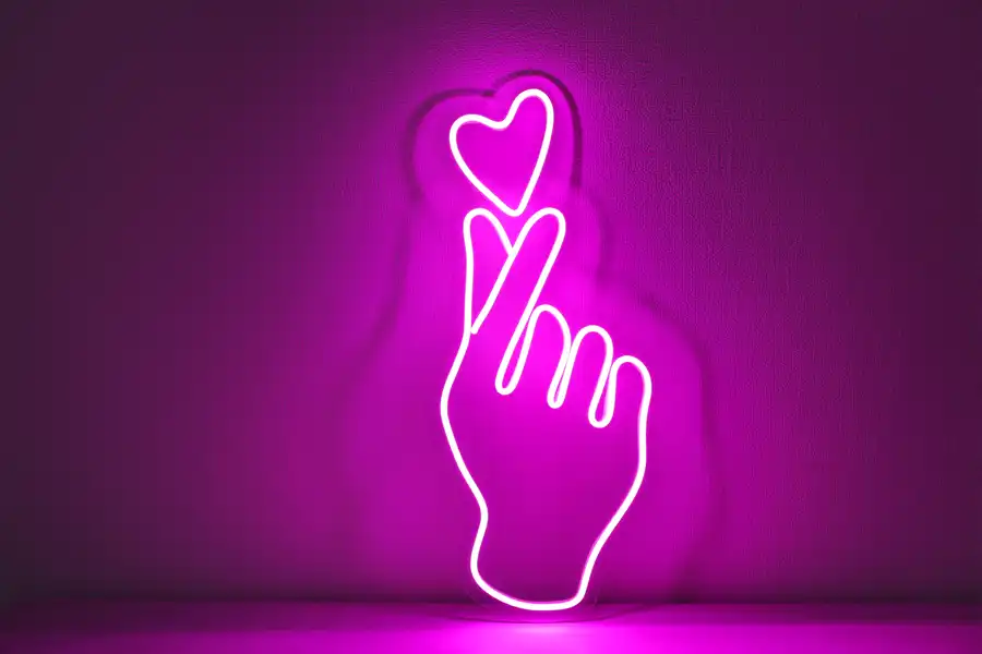 luces de neon decorativas, mano sujetando un corazón