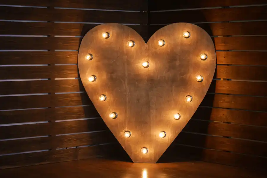 lampara personalizada de madera con forma de corazón